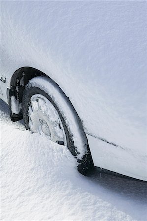 simsearch:6102-03826740,k - Close-up of car wheel covering by snow Foto de stock - Sin royalties Premium, Código: 6102-06777608