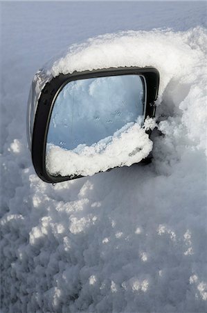 simsearch:6102-03826740,k - Close-up of wing mirror covering by snow Foto de stock - Sin royalties Premium, Código: 6102-06777612