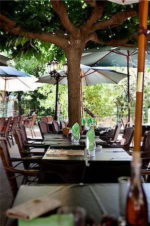 parasol - Empty outdoor restaurant Foto de stock - Sin royalties Premium, Código: 6102-06777622