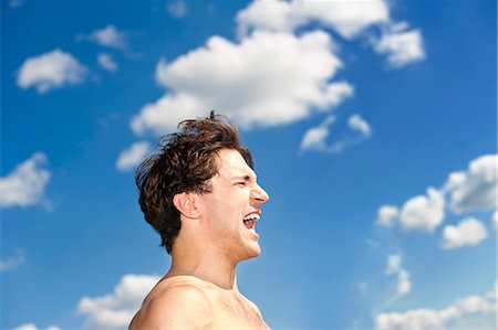 Laughing man against sky Photographie de stock - Premium Libres de Droits, Code: 6102-06777628