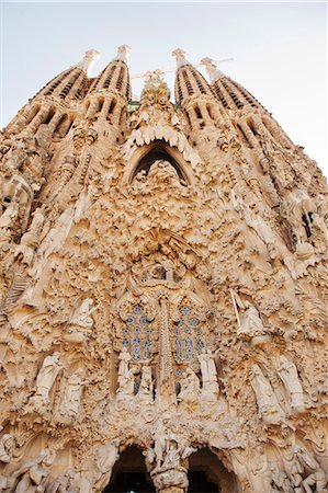 Facade of Sagrada Familia, low angle view Foto de stock - Sin royalties Premium, Código: 6102-06777785