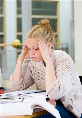 University student studying Foto de stock - Sin royalties Premium, Código: 6102-06777790