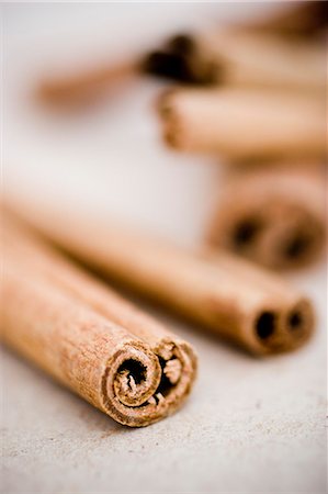 simsearch:6102-06777743,k - Close-up of cinnamon sticks Photographie de stock - Premium Libres de Droits, Code: 6102-06777717
