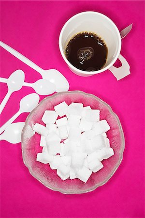 simsearch:693-06020271,k - Sugar cubes and coffee cup, studio shot Foto de stock - Sin royalties Premium, Código: 6102-06965452