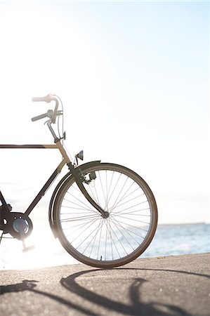 evening sun - Bicycle with sea in background Photographie de stock - Premium Libres de Droits, Code: 6102-06965459