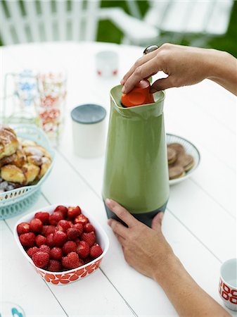 simsearch:6102-08481094,k - Woman preparing food and drink on outdoor table Foto de stock - Sin royalties Premium, Código: 6102-06965473