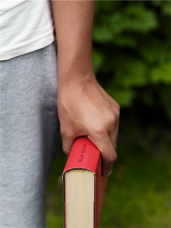 Teenage boy holding book outdoors Foto de stock - Sin royalties Premium, Código: 6102-06965489