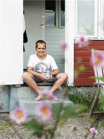 simsearch:6102-06965525,k - Teenage boy sitting on porch Foto de stock - Sin royalties Premium, Código: 6102-06965490
