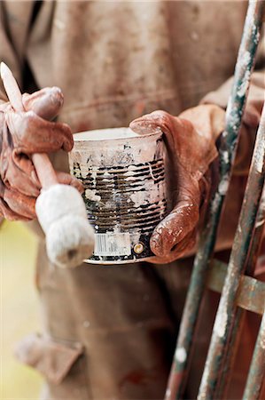 paint buckets - Hands holding can of paint and paintbrush Foto de stock - Sin royalties Premium, Código: 6102-06965432