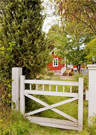 stockholm - Wooden gate with red cottage in background Photographie de stock - Premium Libres de Droits, Code: 6102-06965435