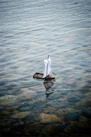 simsearch:670-04249663,k - Bark boat on water Photographie de stock - Premium Libres de Droits, Code: 6102-06965552