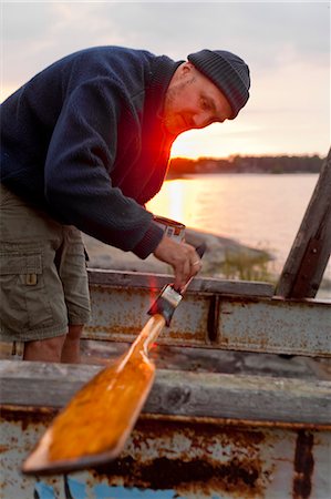 escandinavo (relativo a escandinavia) - Man painting oar Foto de stock - Sin royalties Premium, Código: 6102-06965528