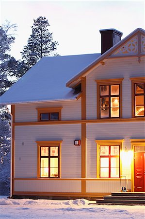 fensterscheibe - House illuminated at dusk Stockbilder - Premium RF Lizenzfrei, Bildnummer: 6102-06965646