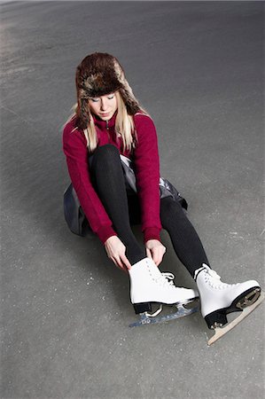 patinaje sobre hielo - Woman putting on ice skates Foto de stock - Sin royalties Premium, Código: 6102-06965690