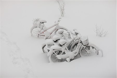 simsearch:6102-06965454,k - Bicycles covered by snow Photographie de stock - Premium Libres de Droits, Code: 6102-06965601