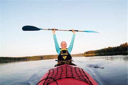 Smiling woman holding paddle Photographie de stock - Premium Libres de Droits, Code: 6102-06965743