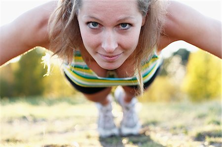 Young woman doing push ups Foto de stock - Sin royalties Premium, Código: 6102-06965750