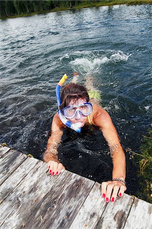 simsearch:6102-06965726,k - Woman wearing diving mask Photographie de stock - Premium Libres de Droits, Code: 6102-06965780
