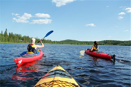 simsearch:6102-06965655,k - Women kayaking on lake Foto de stock - Sin royalties Premium, Código: 6102-06965738