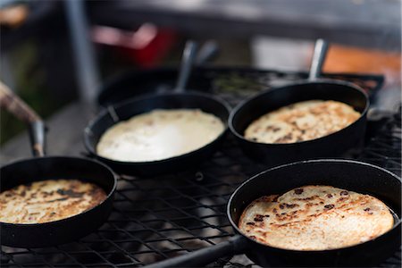 frying pan - Pancakes, high angle view Stock Photo - Premium Royalty-Free, Code: 6102-06965807