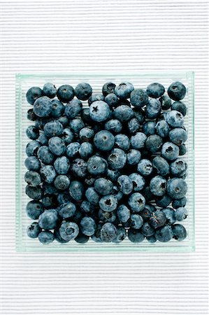 simsearch:6102-06337026,k - Studio shot of pile of bilberries Photographie de stock - Premium Libres de Droits, Code: 6102-07157952