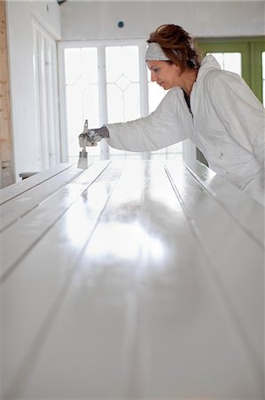 simsearch:6102-06471171,k - Woman painting planks Photographie de stock - Premium Libres de Droits, Code: 6102-07158054