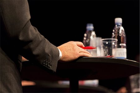 pen (writing instrument) - Hand of businessman sitting at meeting Foto de stock - Sin royalties Premium, Código: 6102-07158009