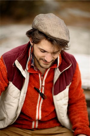 Smiling mid adult man looking down Photographie de stock - Premium Libres de Droits, Code: 6102-07158143