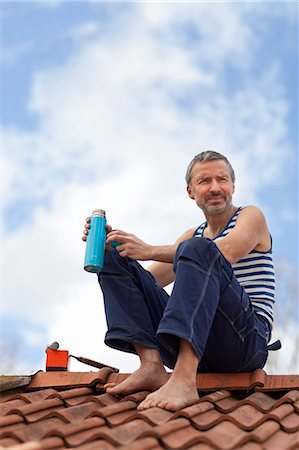 Mature man having coffee break on top of roof Foto de stock - Sin royalties Premium, Código: 6102-07158141