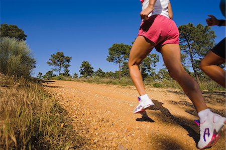 simsearch:6102-05655455,k - Two women running Foto de stock - Royalty Free Premium, Número: 6102-07158146