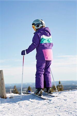 simsearch:6102-08063071,k - Girl skiing, rear view Foto de stock - Sin royalties Premium, Código: 6102-07158159