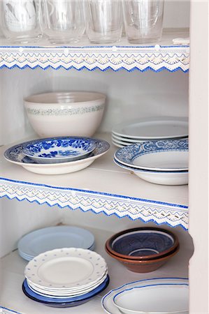 simsearch:6102-06337046,k - White and blue plates in cupboard Stock Photo - Premium Royalty-Free, Code: 6102-07158181