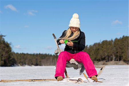 pêche dans la glace - Woman fishing in the winter Photographie de stock - Premium Libres de Droits, Code: 6102-07158184