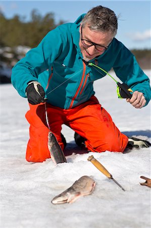 pêche dans la glace - Man fishing Photographie de stock - Premium Libres de Droits, Code: 6102-07158185