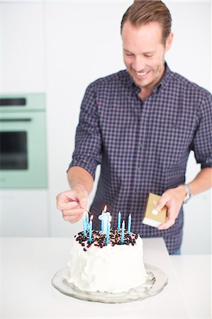 fósforo - Father lighting candles on birthday cake Foto de stock - Sin royalties Premium, Código: 6102-07158106