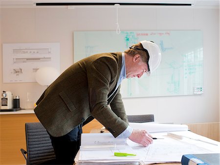 Architect working in office Photographie de stock - Premium Libres de Droits, Code: 6102-07158131
