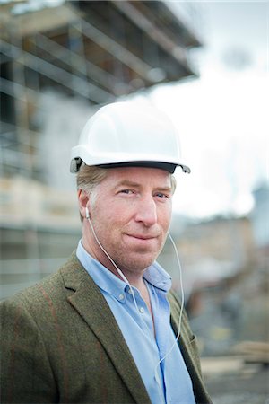 Portrait of smiling architect on building site Photographie de stock - Premium Libres de Droits, Code: 6102-07158132