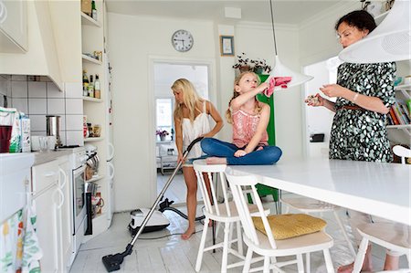 Mother with daughters tidy up Photographie de stock - Premium Libres de Droits, Code: 6102-07158137