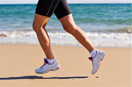 Young woman running on beach, low section, Algarve, Portugal Photographie de stock - Premium Libres de Droits, Code: 6102-07158246