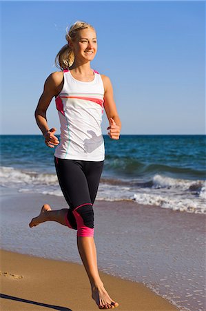 running blonde woman - Young woman running on beach, Algarve, Portugal Foto de stock - Sin royalties Premium, Código: 6102-07158256