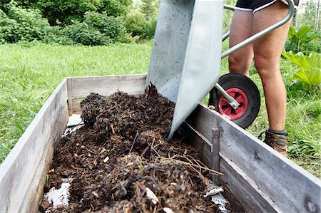 Woman emptying wheel-barrow Foto de stock - Sin royalties Premium, Código: 6102-07158289