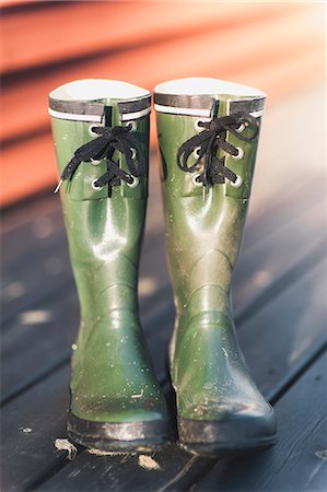 simsearch:6102-07843831,k - Green wellingtons Foto de stock - Sin royalties Premium, Código: 6102-07158364