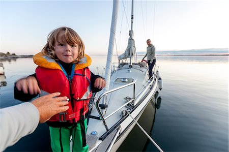 Boy on sailing boat Photographie de stock - Premium Libres de Droits, Code: 6102-07158387