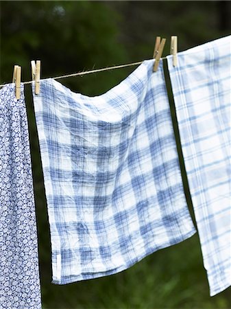 Laundry on clothes line in garden Photographie de stock - Premium Libres de Droits, Code: 6102-07158307