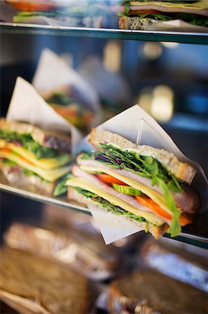 sandwich (food) - Sandwich on display in cafe, Stockholm, Sweden Foto de stock - Sin royalties Premium, Código: 6102-07158329