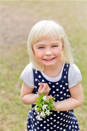 Happy girl with flowers Photographie de stock - Premium Libres de Droits, Code: 6102-07282608