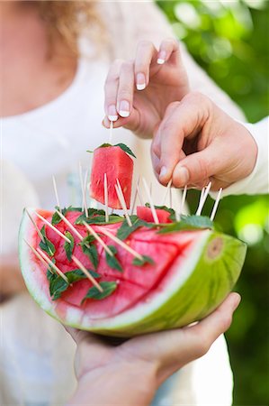 party dish - People eating watermelon at garden party, close-up Foto de stock - Sin royalties Premium, Código: 6102-07282633