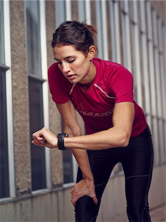 Young runner looking at watch Photographie de stock - Premium Libres de Droits, Code: 6102-07455763