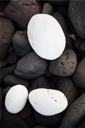 pierre - White and black stones Photographie de stock - Premium Libres de Droits, Code: 6102-07455704