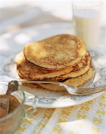 Stack of pancakes on plate Photographie de stock - Premium Libres de Droits, Code: 6102-07455717